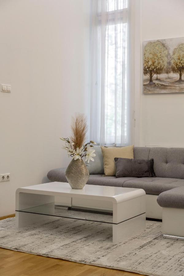 Luxurious & Spacious Downtown Residence In Liszt Ferenc Square Βουδαπέστη Εξωτερικό φωτογραφία